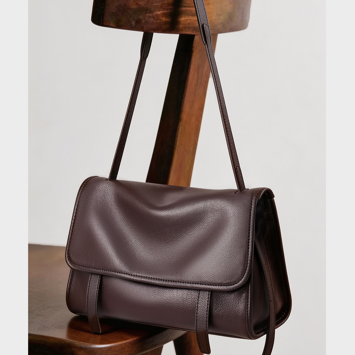 Retro Messenger Postman Shoulder Satchel related to Hardware handbag material